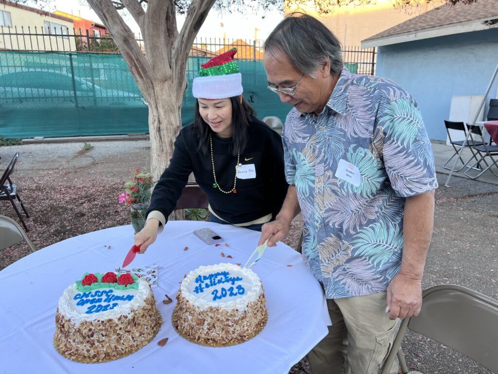 Jessica Mei & Gordon Hom cutting the cakes